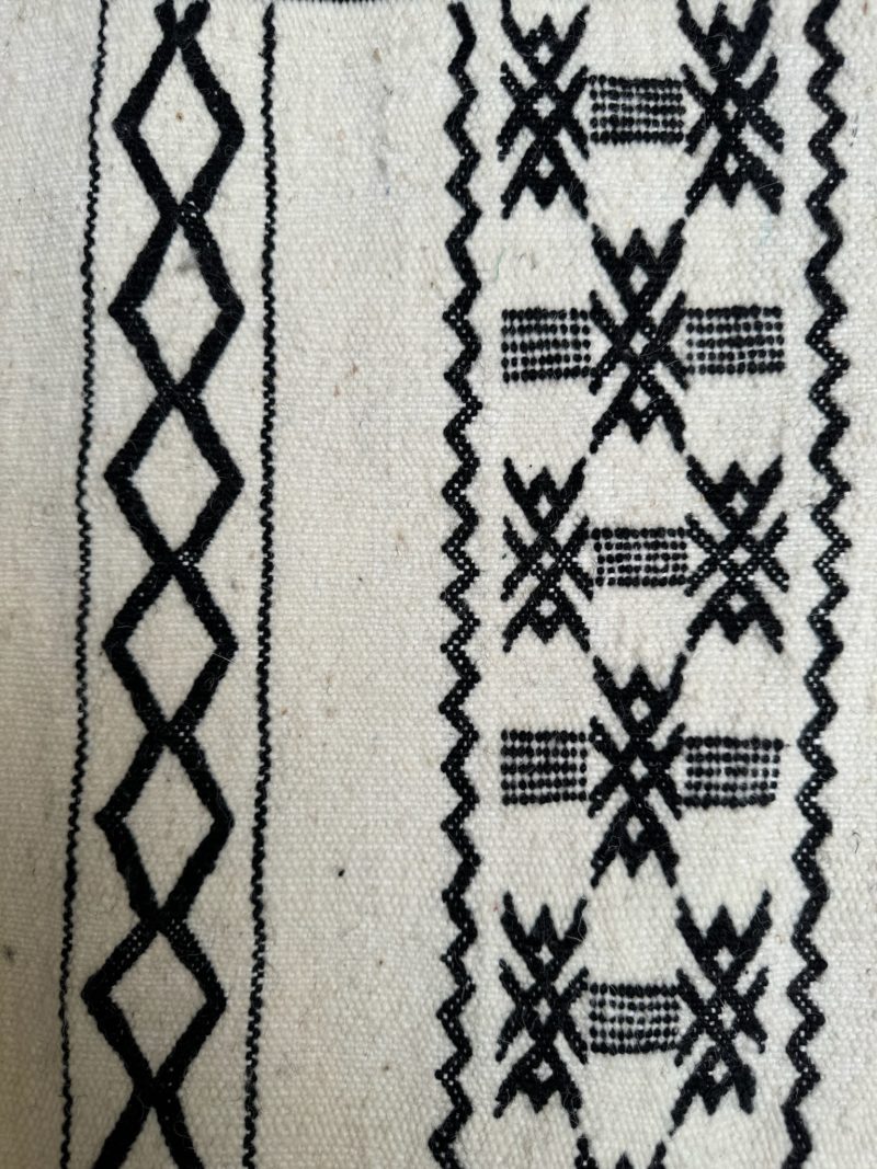 mrirt-azilal-zanafi-boucherouit-vintage-Tapis-tapis berbères-beni ouarian-maroc-marrakech-atlas-femme-noué-tissé-laine-rose-bleu-fluo-orange-jaune-couloir-kilim-noir-blanc-Lmahfour-boucherouite-marmoucha-boujaad-mrirt-choufchouf-rose-Lutry-atlas-décoration-artisanat-multicolore-boutique-bijoux