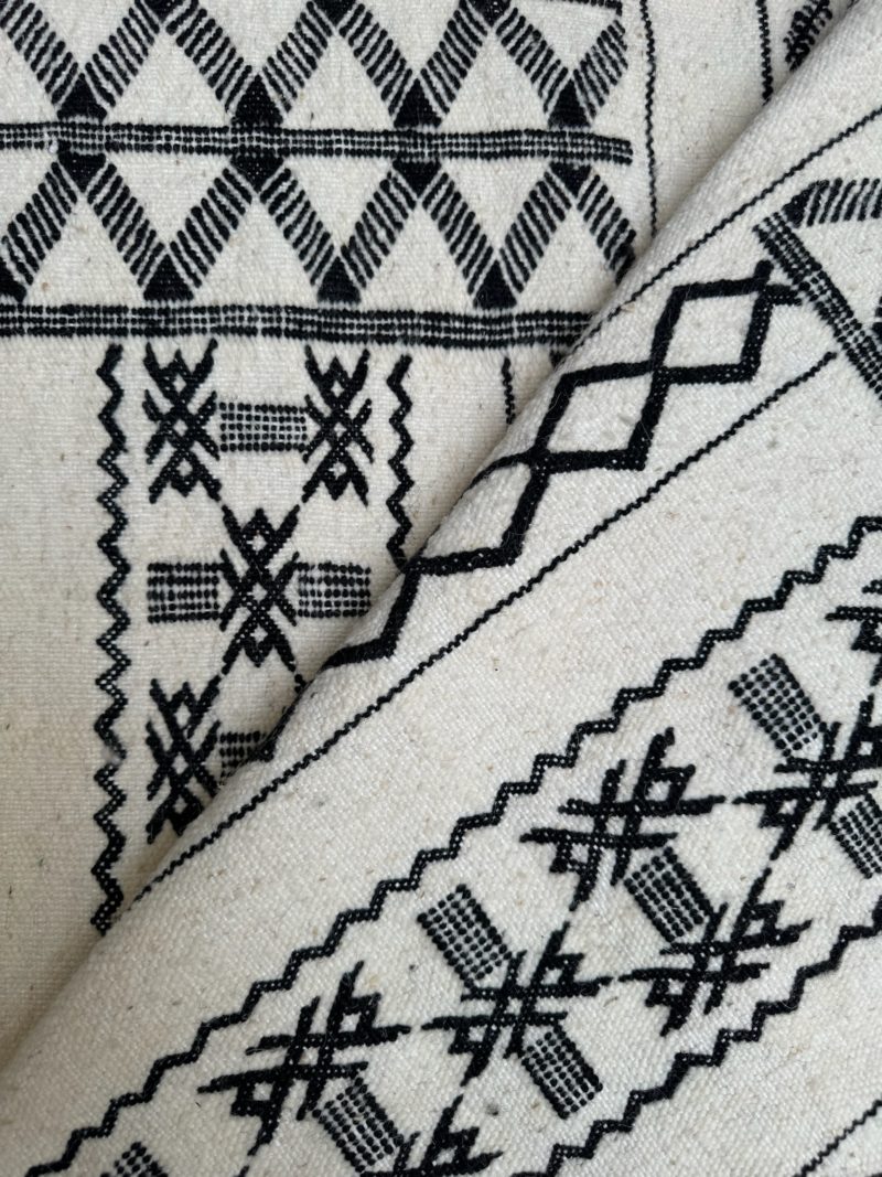 mrirt-azilal-zanafi-boucherouit-vintage-Tapis-tapis berbères-beni ouarian-maroc-marrakech-atlas-femme-noué-tissé-laine-rose-bleu-fluo-orange-jaune-couloir-kilim-noir-blanc-Lmahfour-boucherouite-marmoucha-boujaad-mrirt-choufchouf-rose-Lutry-atlas-décoration-artisanat-multicolore-boutique-bijoux
