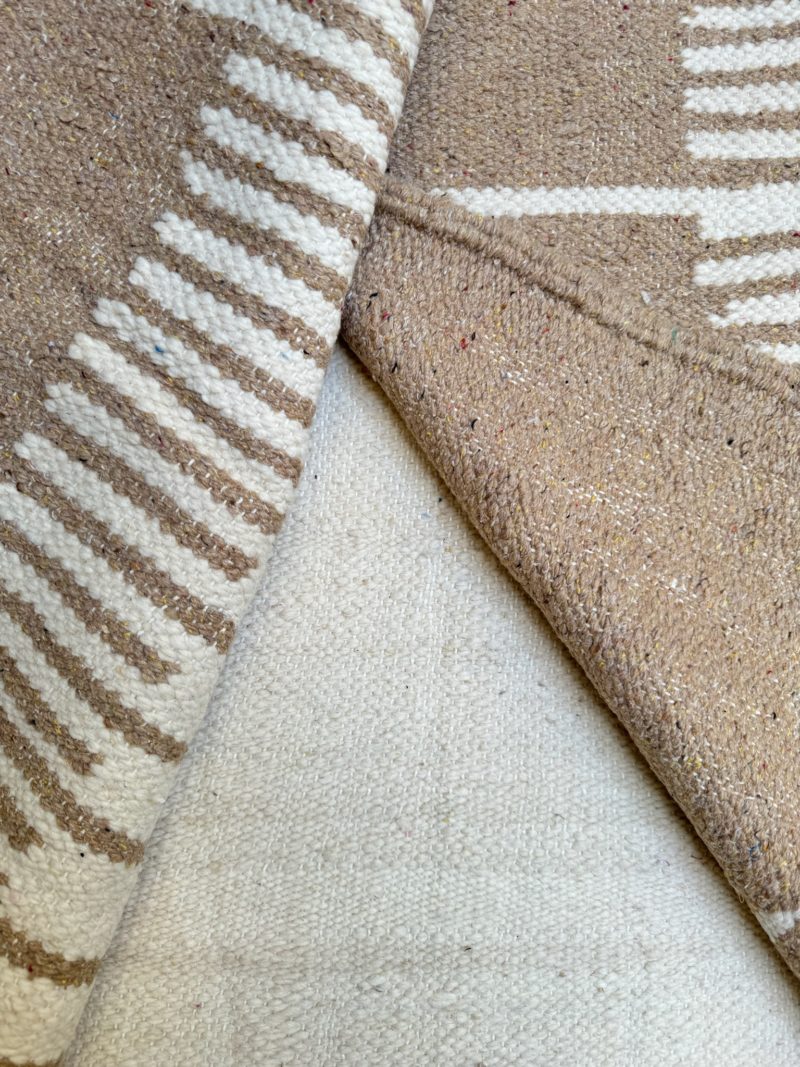 mrirt-azilal-zanafi-boucherouit-vintage-Tapis-tapis berbères-beni ouarian-maroc-marrakech-atlas-femme-noué-tissé-laine-rose-bleu-fluo-orange-jaune-couloir-kilim-noir-blanc-Lmahfour-boucherouite-marmoucha-boujaad-mrirt-choufchouf-rose-Lutry-atlas-décoration-artisanat-multicolore-boutique-bijoux