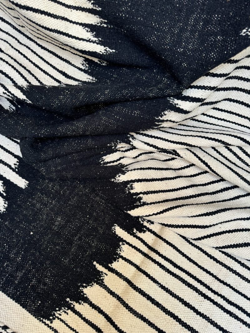 mrirt-azilal-zanafi-boucherouit-vintage-Tapis-tapis berbères-beni ouarian-maroc-marrakech-atlas-femme-noué-tissé-laine-rose-bleu-fluo-orange-jaune-couloir-kilim-noir-blanc-Lmahfour-boucherouite-marmoucha-boujaad-mrirt-choufchouf-rose-Lutry-atlas-décoration-artisanat-multicolore-boutique-bijoux